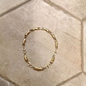 EUC Women’s Trifari Gold Colored Necklace